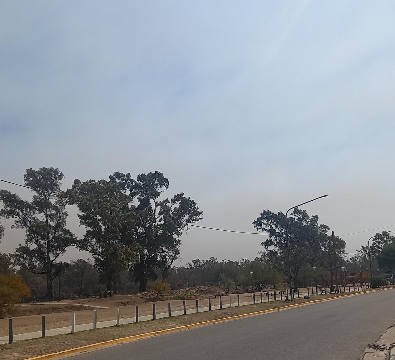 HUMO Y CENIZAS LLEGAN A RÍO TERCERO POR UN INCENDIO ENTRE DESPEÑADEROS Y ALTOS FIERRO