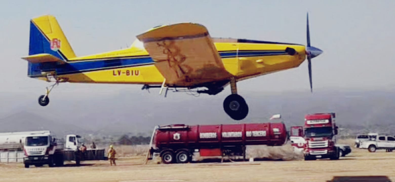 EL CAMIÓN HIDRANTE DE RÍO TERCERO CARGÓ HOY 105 AVIONES