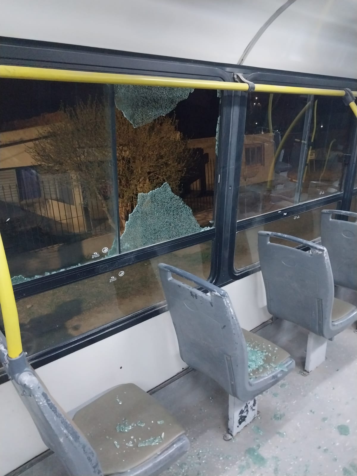 ATACARON UNA UNIDAD DE RÍO BUS