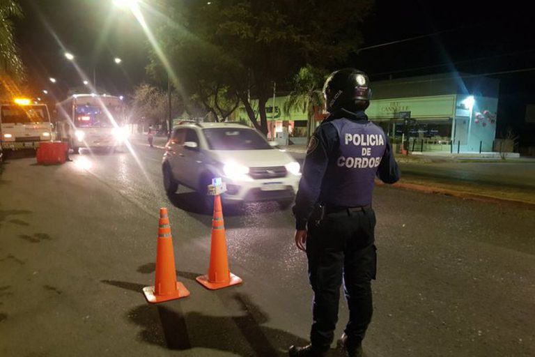 INTENTARON ROBAR EN ELENA; TOMARON DE REHENES A POLICÍAS; SE FUGARON EN UN AUTO ROBADO Y FUERON DETENIDOS EN TANCACHA (HAY UN SUPUESTO DELINCUENTE GRAVEMENTE HERIDO Y OTRO DETENIDO)