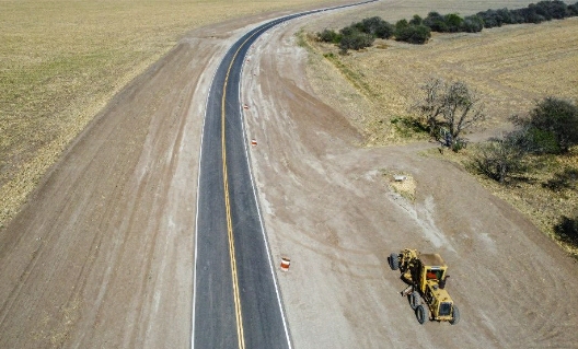 Caminos rurales: etapa final de la pavimentación entre Corralito y la Ruta 36