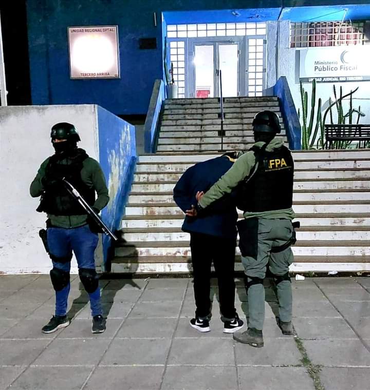 FPA DETUVO A TRES INTEGRANTES DE UNA BANDA QUE VENDÍA DROGAS EN EL DEPARTAMENTO CALAMUCHITA. 483 DOSIS DE COCAÍNA Y MÁS DE 700 MIL PESOS INCAUTADOS