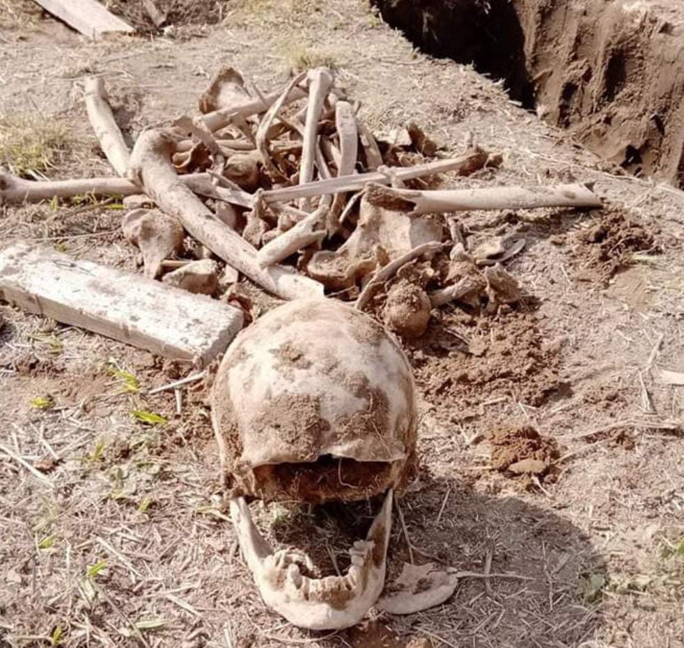 POLICÍA CIENTÍFICA TRABAJA EN EL PORTAL TRAS EL HALLAZGO DE RESTOS ÓSEOS 