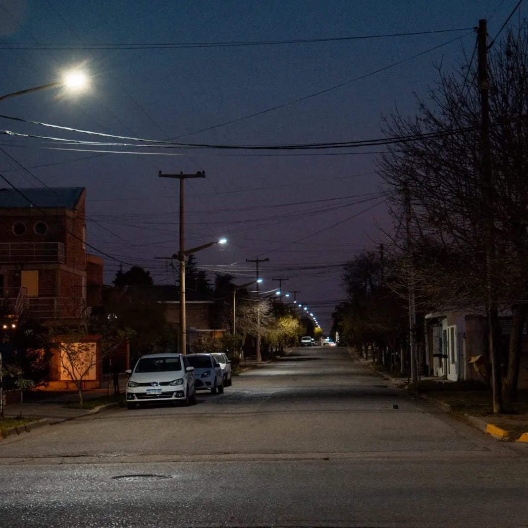 EL MUNICIPIO AVANZA EN LA RENOVACIÓN DE LUMINARIAS LED EN BARRIO LAS VIOLETAS Y EN TODA LA CIUDAD