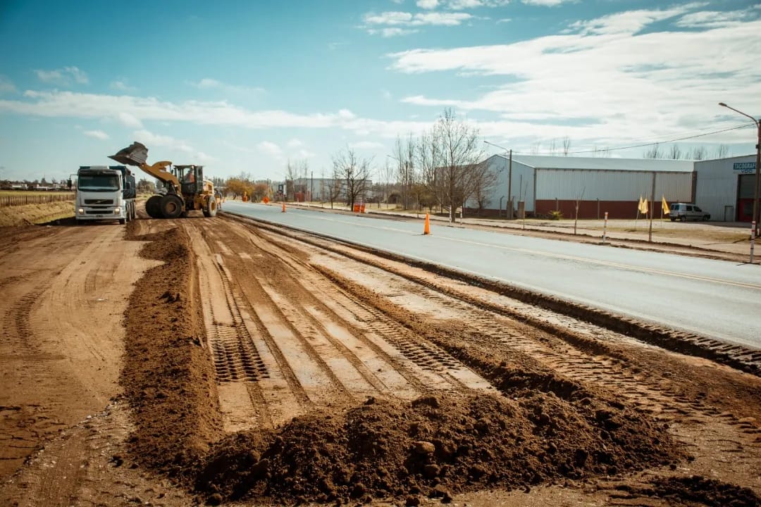 EL MUNICIPIO Y LA PROVINCIA TRABAJAN EN LA REPAVIMENTACIÓN DE UNO DE LOS SECTORES DEL TRÁNSITO PESADO SUR