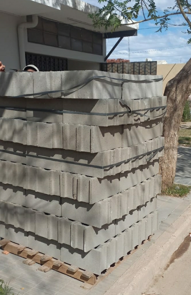 BARRIO CABERO TRABAJA EN EL CIERRE DE SU SALÓN DE USOS MÚLTIPLES