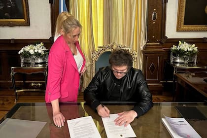 Javier Milei vetó la nueva fórmula de movilidad jubilatoria y anuncio un bono de $70 mil pesos