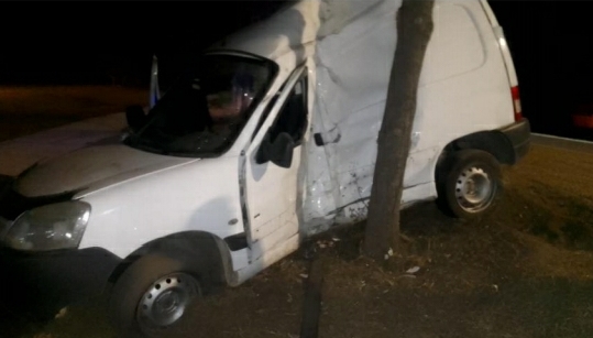 Parte policial: Masculino perdió el control de su vehículo e impacto contra un árbol 