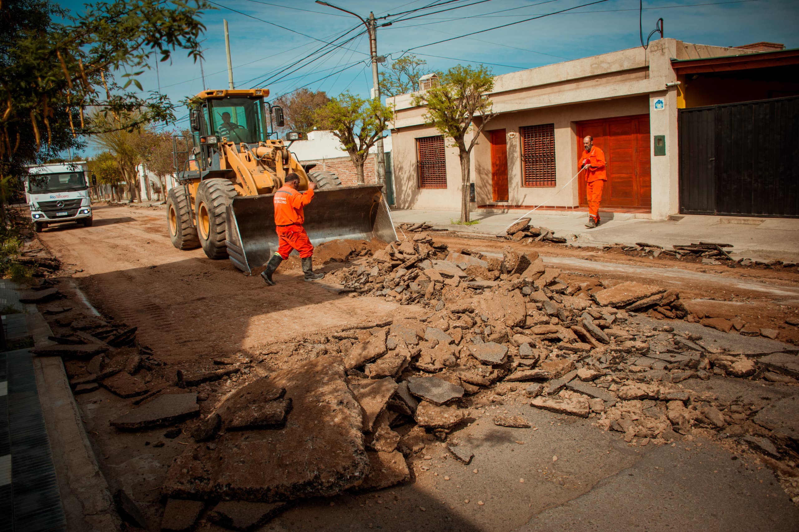 El municipio comenzó con la repavimentacion de la calle Belisario Roldan