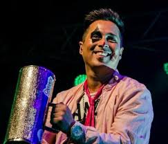 El cantante de Los Caligaris Martin Pampiglione pasó por Estación Urbana en una divertida entrevista por el Día de los Circos