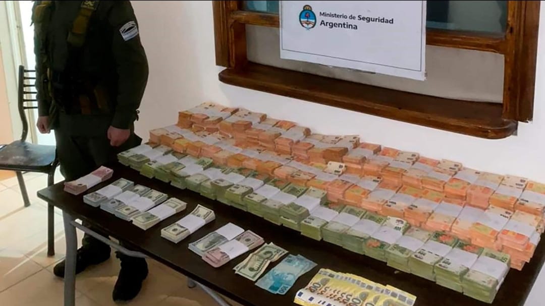 Le encontraron más de $33,6 millones debajo de los asientos a un empleado público en un control vehicular