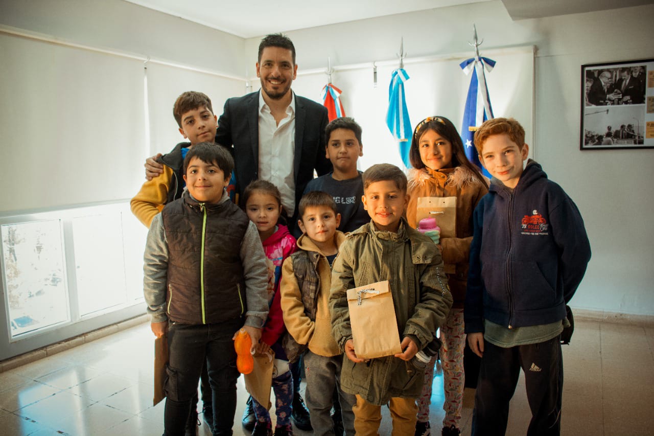 EL INTENDENTE RECIBIÓ A LOS GANADORES DE LA ECOMASCOTA