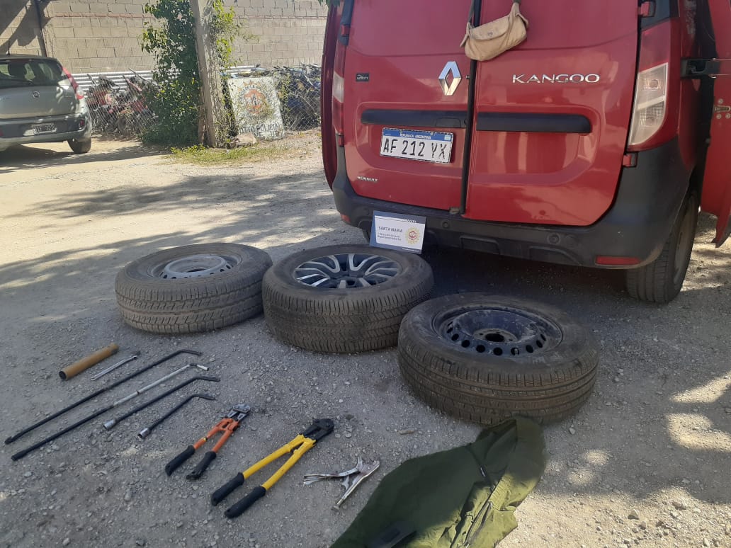 PARTE POLICIAL: TRES DETENIDOS POR ROBO DE RUEDAS 