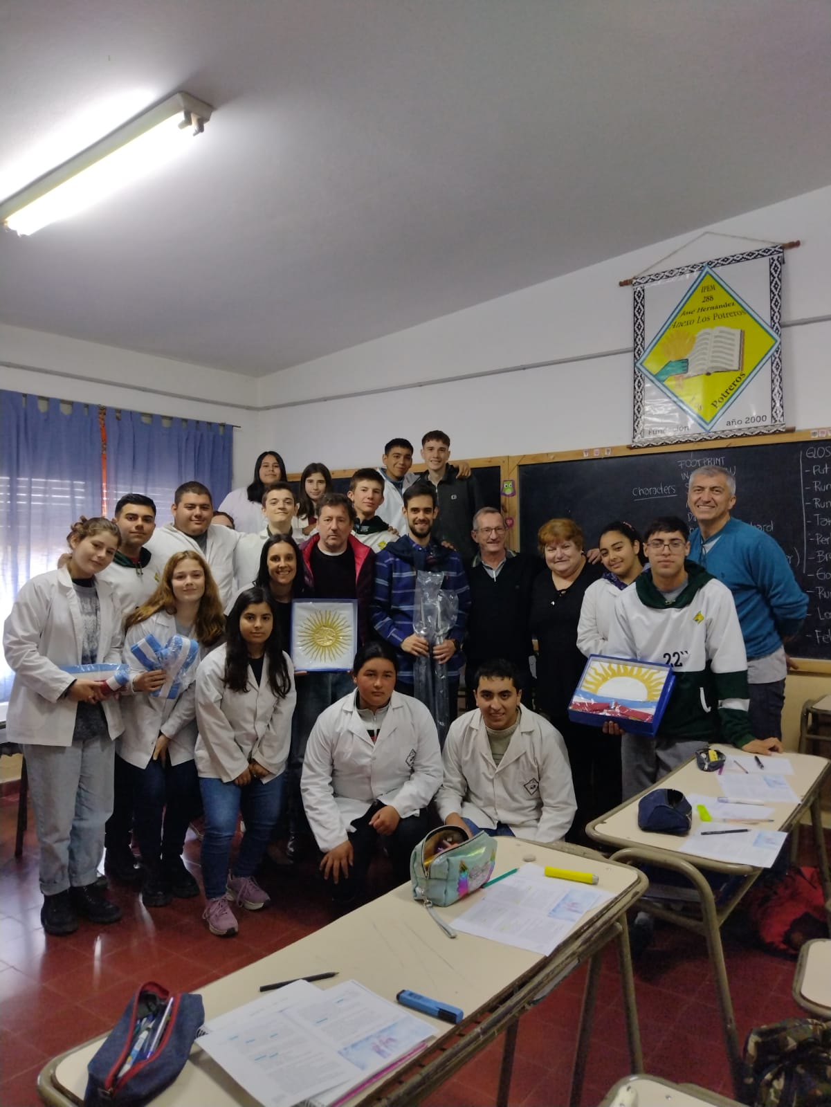 EL IPEM 288 JOSÉ HERNÁNDEZ Y SU ANEXO RURAL RECIBIERON BANDERAS DE CEREMONIA