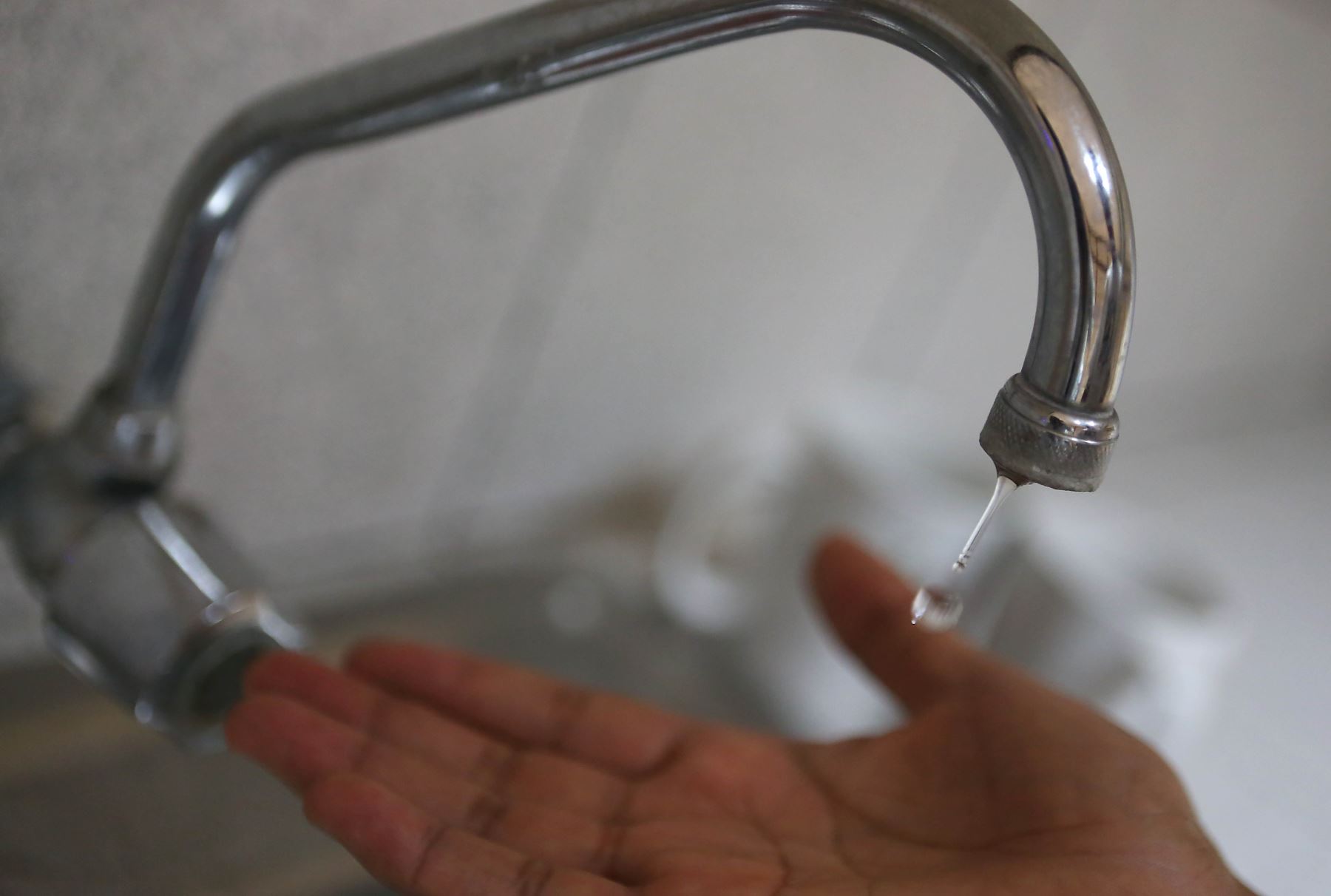 CORTE DE AGUA AFECTA A VARIOS BARRIOS POR ROTURA DE CAÑERÍA