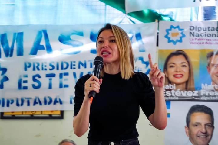 GABRIELA ESTÉVEZ: LO QUE SE CONSTRUYE EN LOS DESPACHOS DEBE TENER ANCLAJE EN LOS BARRIOS