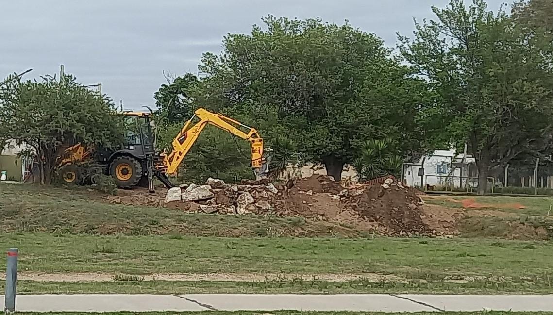 LA MUNICIPALIDAD AMPLÍA DESAGÜE PARA MEJORAR ESCURRIMIENTO DE AGUA EN BARRIO ESCUELA