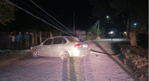 Parte policial: Un joven se descompuso e impactó contra un poste de tendido eléctrico