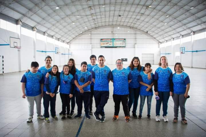 LA ESCUELA MUNICIPAL DE DEPORTE ADAPTADO PRESENTÓ SUS REMERAS