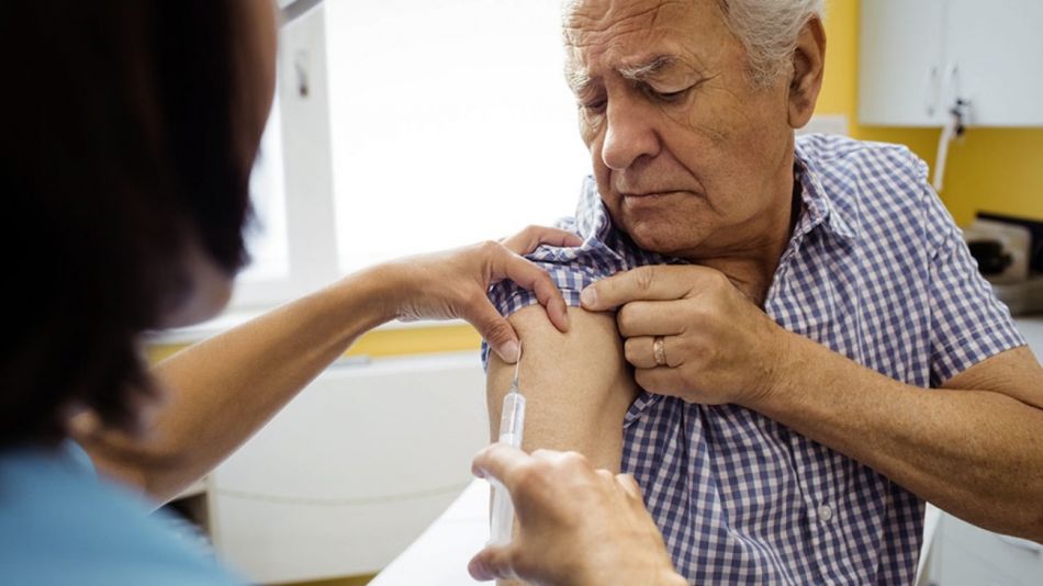 Anunciaron la aplicación de una tercera dosis a personal de salud y mayores de 70 años