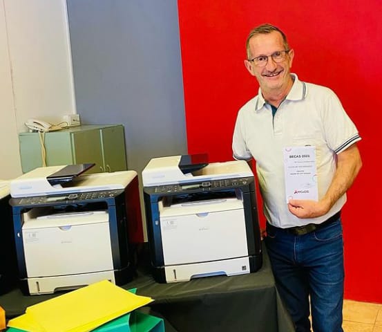 AMCESIS DONÓ FOTOCOPIADORAS Y ÚTILES A LAS ESCUELAS DE GESTIÓN PÚBLICA