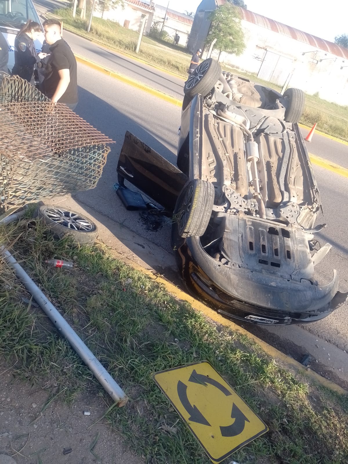 PARTE POLICIAL: VUELCO DE VEHÍCULO EN CALLE JOSÉ INGENIEROS 