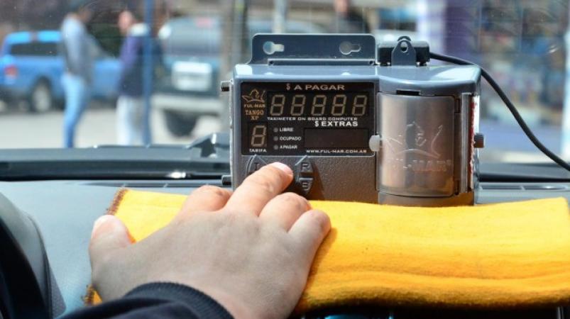 LA BAJADA DE BANDERA DE TAXIS Y REMISES PODRÍA COSTAR ENTRE 600 Y 700 PESOS
