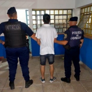 Parte policíal: Masculino fue detenido por estar en estado de ebriedad y causando molestias a los vecinos.