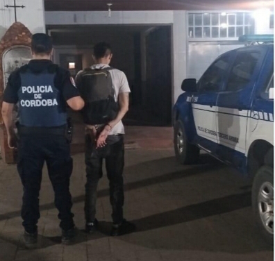 Parte policíal: Masculino fue detenido por estar borracho y andar golpeando las puertas