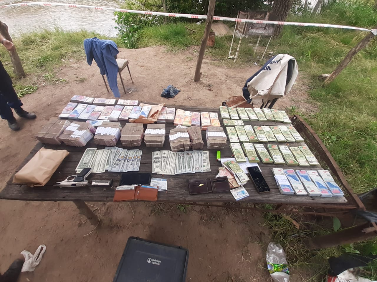 JAMES CRAIK: SECUESTRO DE PESOS, DÓLARES Y ARMA DE FUEGO 