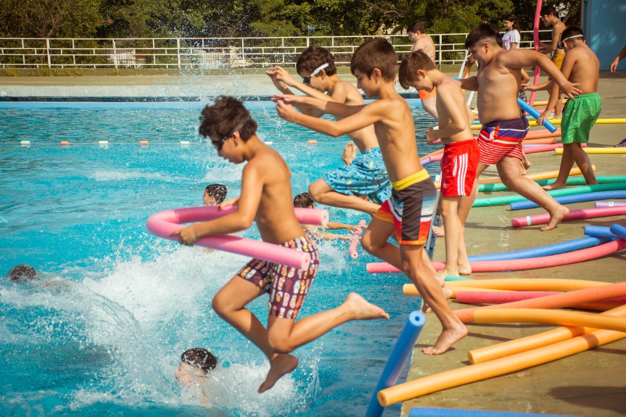 1000 NIÑOS EN LAS ESCUELAS DE VERANO Y CASI 250 ADULTOS EN LA COLONIA