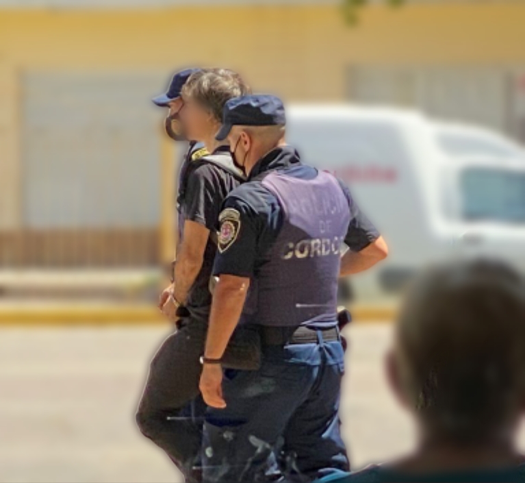 DETIENEN A UN HOMBRE POR ESCÁNDALO, TRAS NEGARSE A USAR BARBIJO