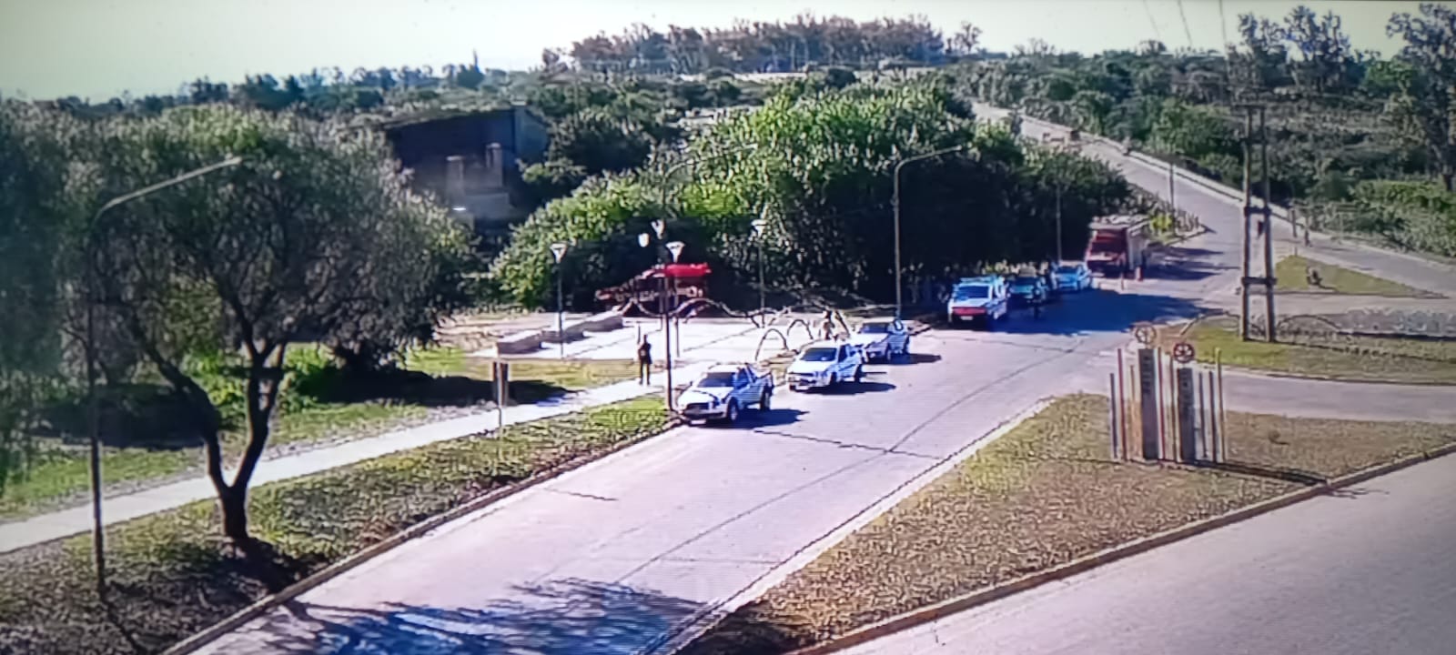 GRAN OPERATIVO EN EL PUENTE NEGRO POR UNA JOVEN SENTADA EN LA BARANDA