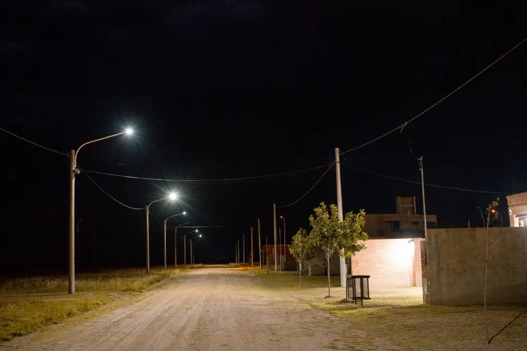 EL MUNICIPIO AVANZA CON LA COLOCACIÓN DE LUMINARIAS LED EN BARRIO TENIENTE NÍVOLI