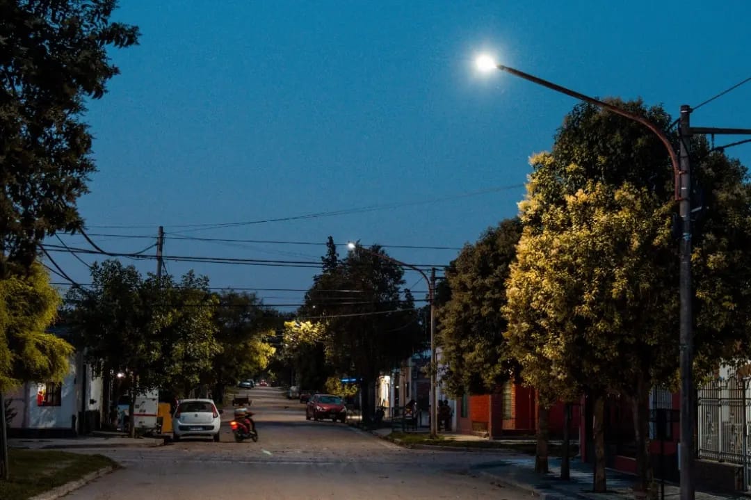 EL MUNICIPIO COLOCÓ NUEVAS LUCES LED EN BARRIO CERINO