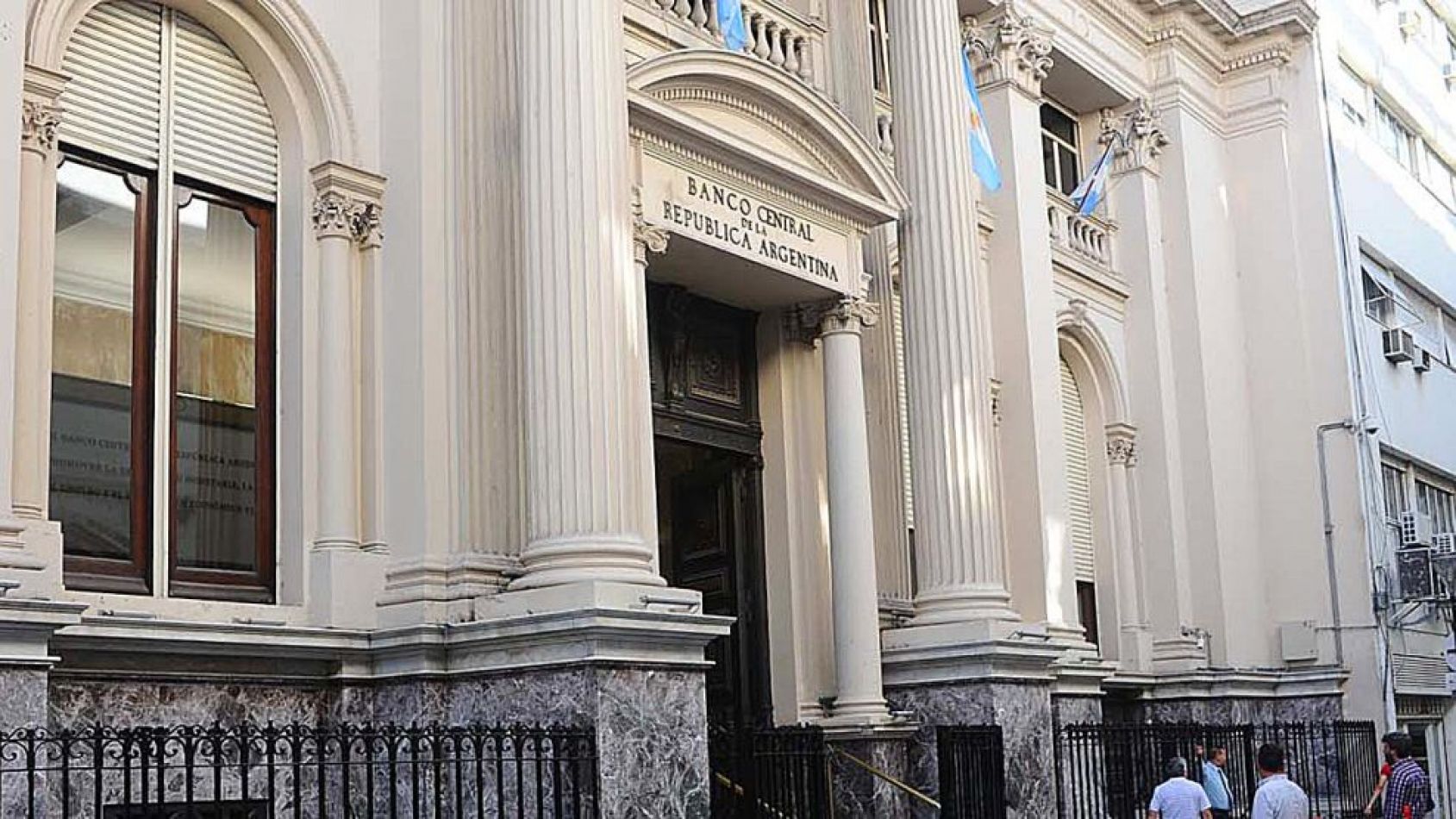 PLAZOS FIJOS: EL BANCO CENTRAL BAJO DE 133% A 110% LA TASA DE INTERÉS 