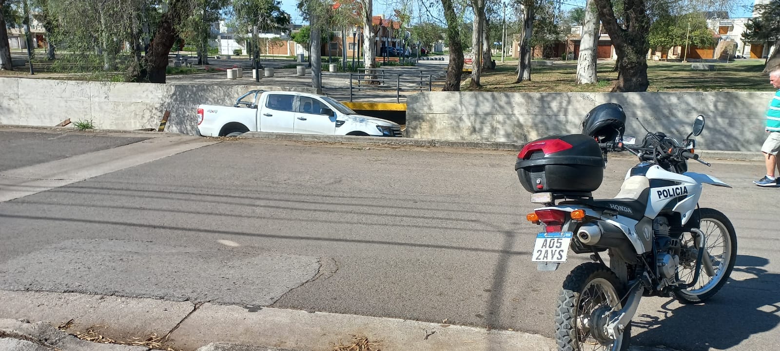 PARTE POLICIAL: JOVEN PIERDE EL CONTROL Y CAE SOBRE EL CANAL DE LA CALLE GINASTERA
