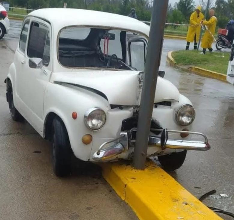 Accidente de tránsito: Un fiat 600 impactó contra una columna